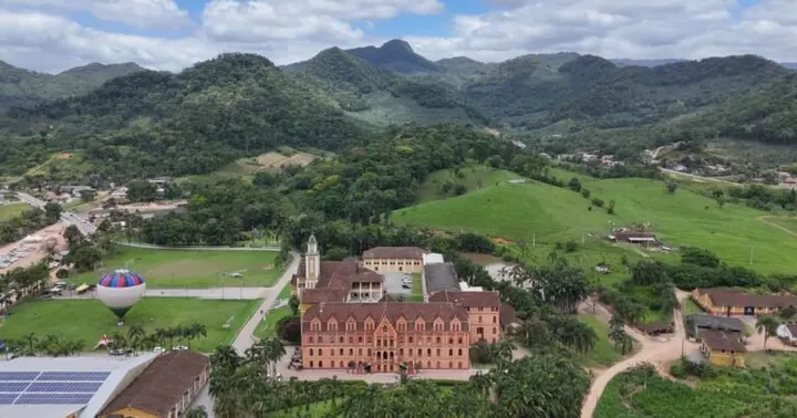 Corupá (SC): Prefeitura abre concurso — Prefeitura abre concurso público com vagas para diversos níveis e salários de até R$ 13,7 mil