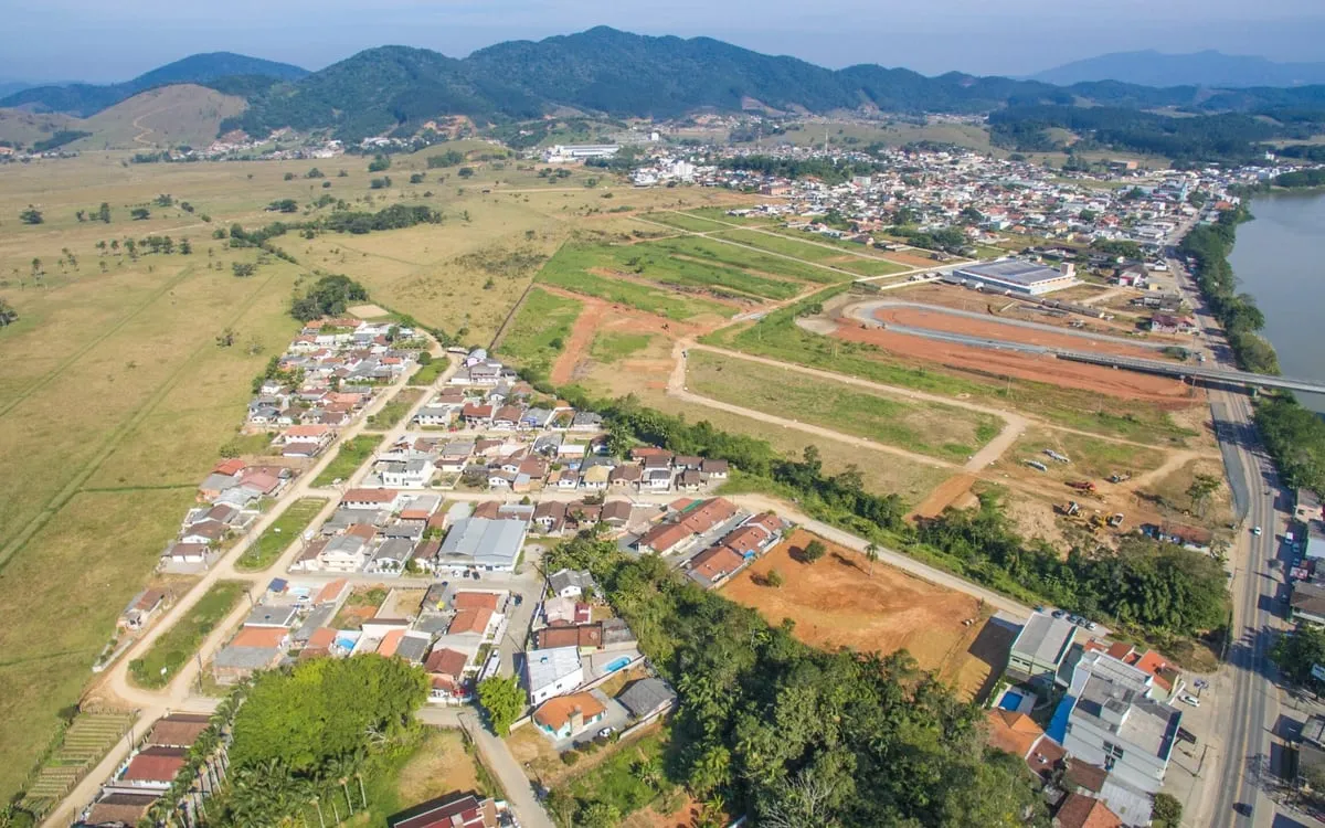 Ilhota (SC): Prefeitura abre concurso com 60 cargos — Prefeitura abre concurso público com 60 cargos, 35 vagas e salários de até R$ 21.113,16