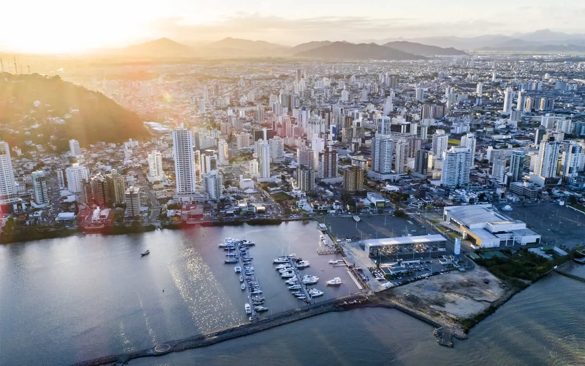 Itajaí (SC): Prefeitura abre processo seletivo — Prefeitura abre processo seletivo (ACT) para a Educação com cadastro reserva e salários de até R$ 6.637,29