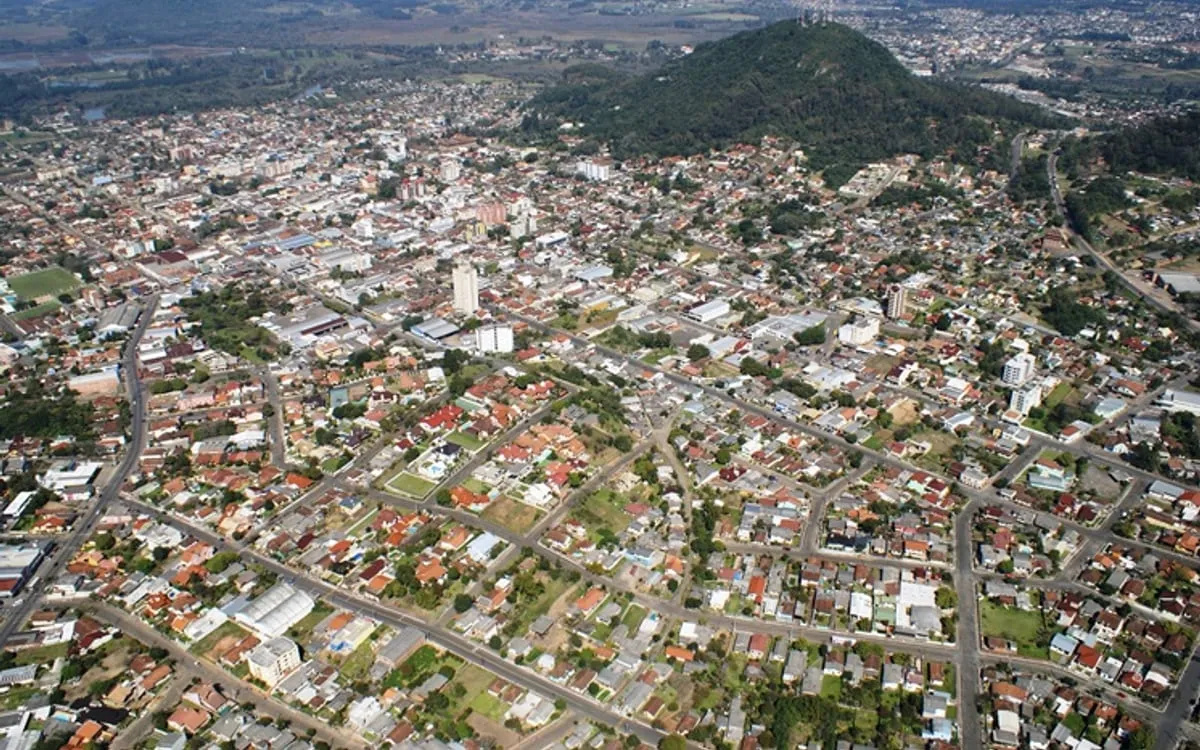 Montenegro (RS): Prefeitura abre concurso com 84 vagas — Prefeitura abre concurso público para 38 cargos, com 84 vagas, cadastro reserva e salários de até R$ 9.848,34