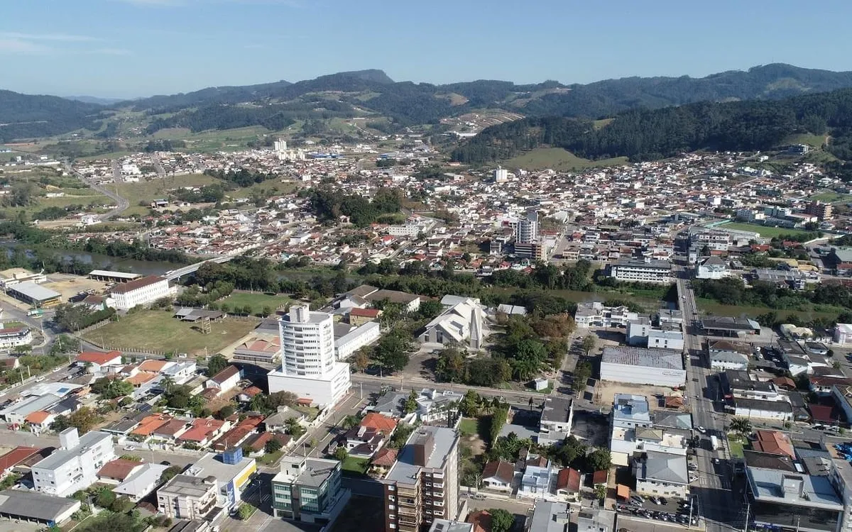 São Ludgero (SC): Prefeitura contrata banca para seletivo — Prefeitura contrata a FEBAVE para o próximo processo seletivo com 15 cargos de educação e administração
