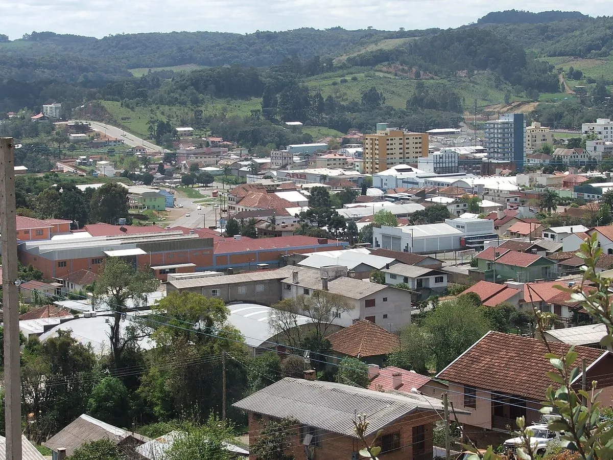 São Marcos (RS): Prefeitura abre concurso para professor — Prefeitura abre concurso público para professor com 14 vagas e salários de até R$ 2.693,65