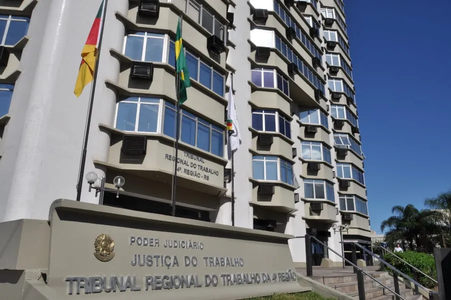 TRT4 (RS): Tribunal abre concurso público — Tribunal Regional do Trabalho da 4ª Região abre concurso público com cadastro reserva e salários de até R$ 16.040,88