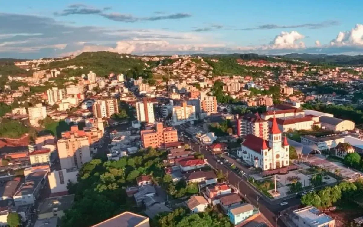 Videira (SC): Prefeitura contrata banca para seletivo — Prefeitura contrata banca para o próximo processo seletivo, com 66 cargos e salários de até R$ 28.881,81