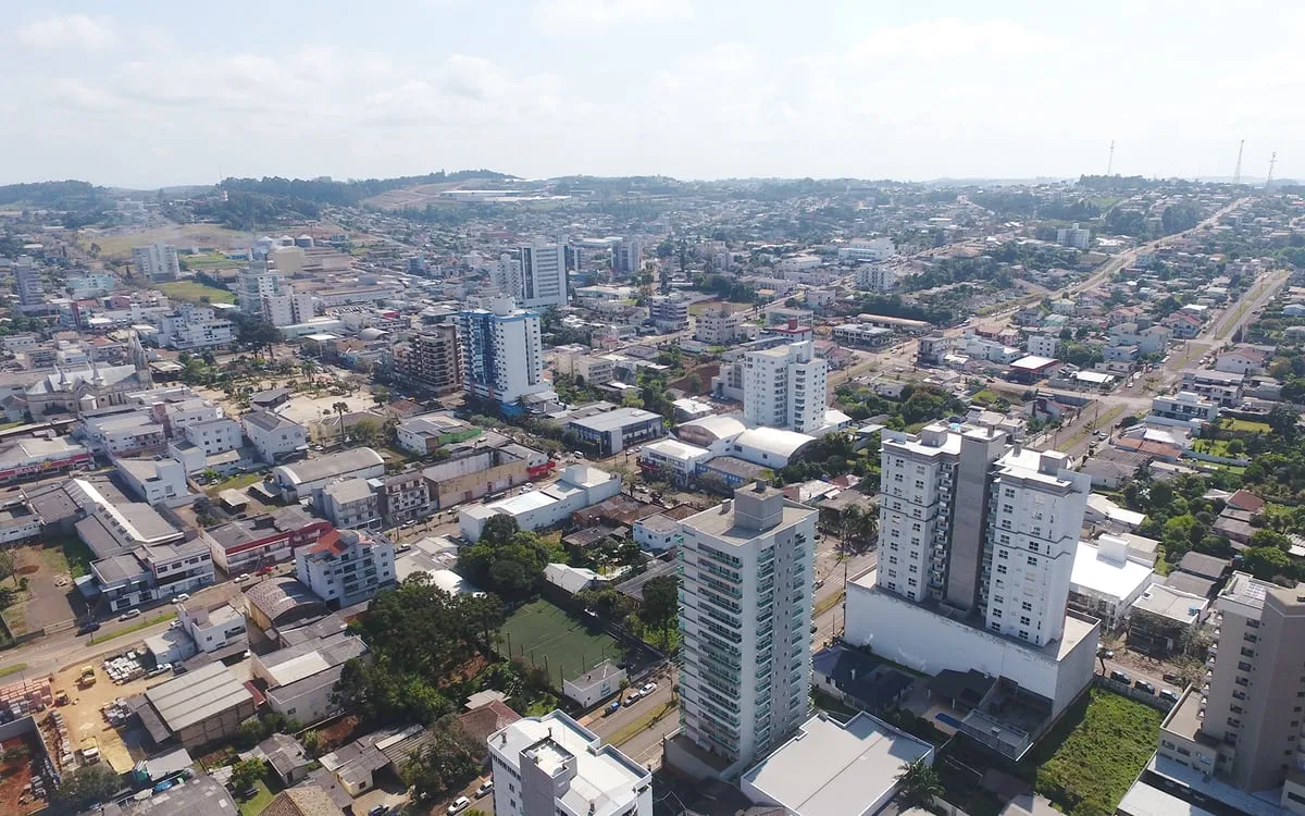 Xaxim (SC): Prefeitura abre processo seletivo — Prefeitura abre processo seletivo para cadastro reserva de 24 cargos de professor, com salários de até R$ 5.137,52